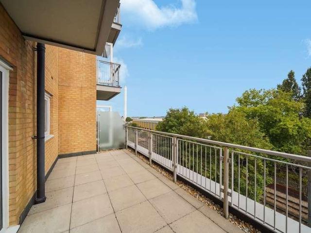 Flat for sale in London Borough of Croydon, Waddon