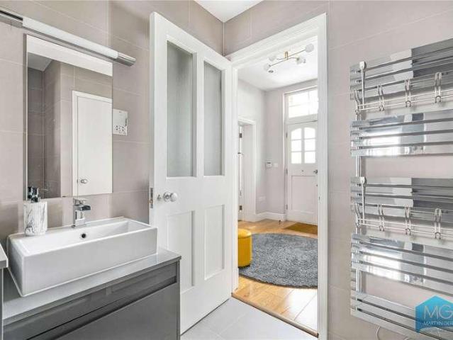 Flat for sale in Winchmore Hill, Palmers Green