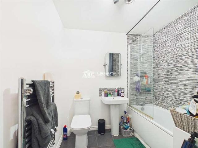 Flat for sale in Elstree and Borehamwood, Borehamwood