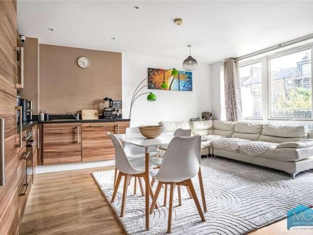 Flat for sale in Highbury, Greater London
