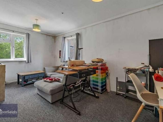 Flat for sale in Kingswood