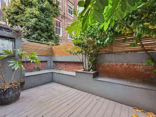 Flat for sale in Shepherd's Bush, Greater London