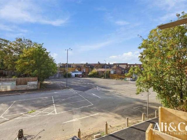 Flat for sale in Stanford-le-Hope, Essex