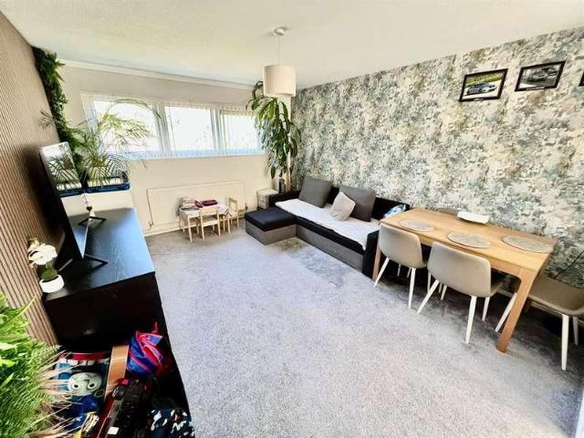 Flat for sale in Wolverton and Greenleys, Old Wolverton
