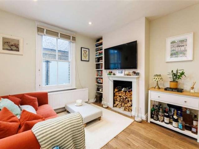 Flat for sale in Earlsfield, Greater London