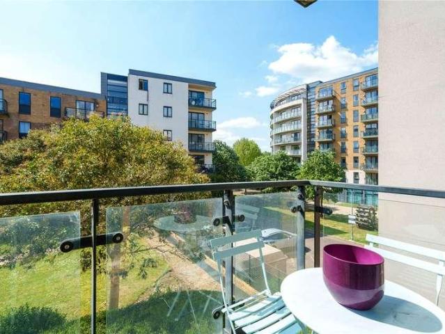 Flat for sale in London Borough of Merton, Collier's Wood