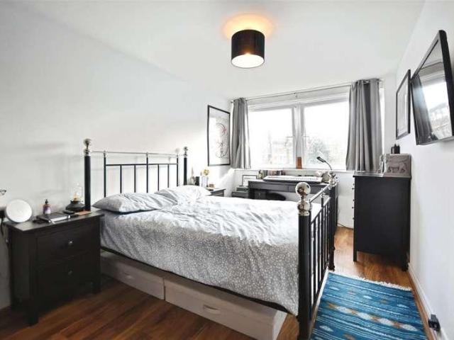 Flat for sale in London Borough of Hounslow, Greater London