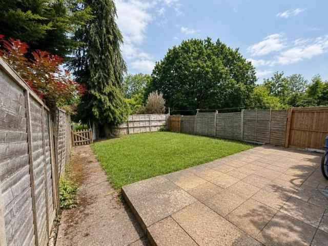 Flat for sale in Elstree and Borehamwood, Borehamwood