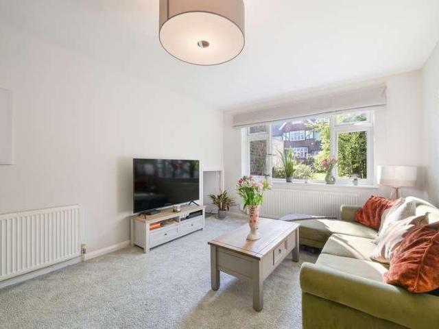 Flat for sale in Surbiton, Greater London