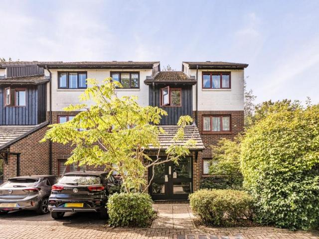 Flat for sale in Yeading, Greater London