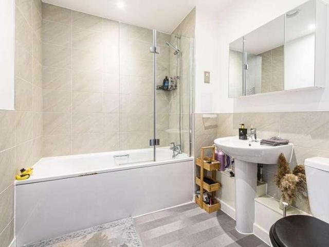 Flat for sale in Mill Hill, Greater London