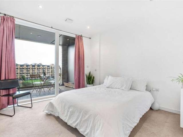 Flat for sale in Stoke Newington, Greater London