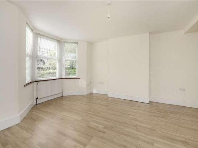 Flat for sale in Shepherd's Bush, Greater London