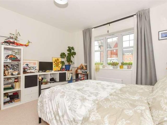 Flat for sale in Horsham, West Sussex