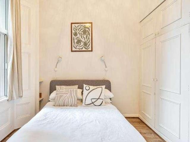 Flat for sale in Kensington, Greater London