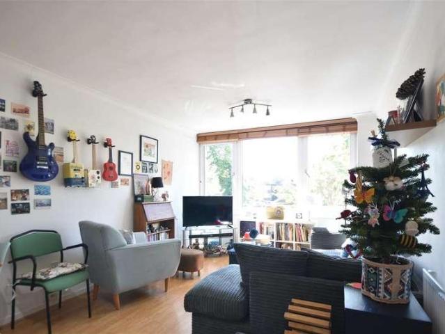 Flat for sale in London Borough of Hounslow, Greater London