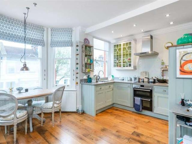Flat for sale in North Kensington, Greater London
