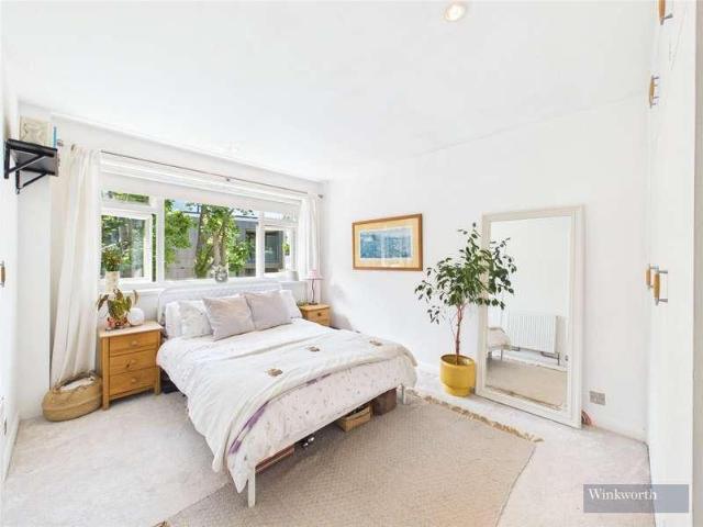Flat for sale in Surbiton, Greater London
