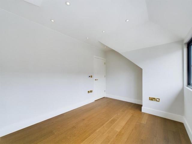 Flat for sale in Brondesbury, Greater London