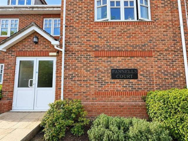 Flat for sale in London Borough of Hounslow, Greater London