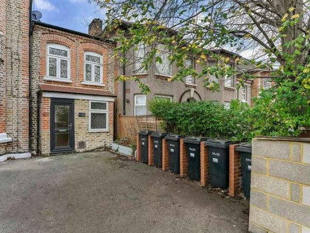 Flat for sale in Seven Kings, Greater London
