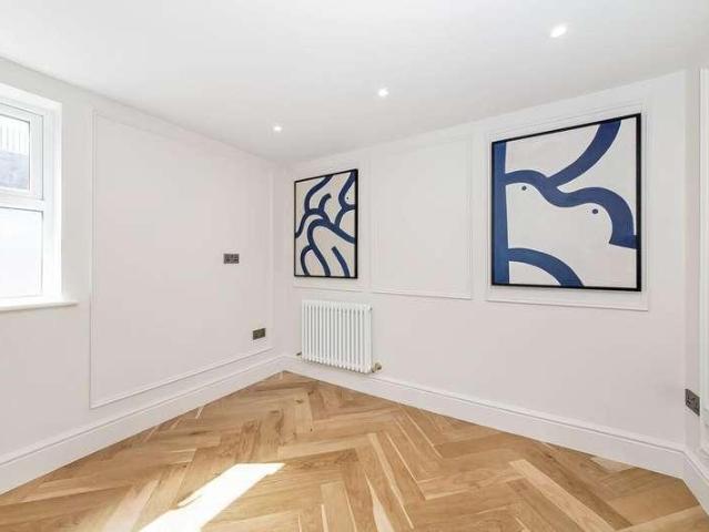Flat for sale in London Borough of Lewisham, Forest Hill