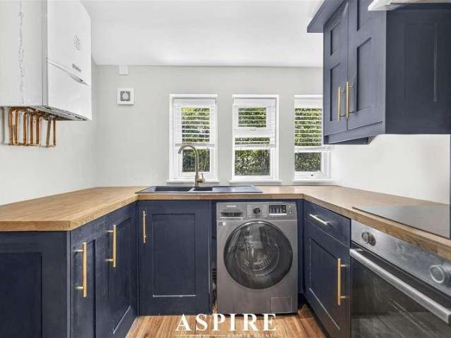 Flat for sale in Vange, Essex
