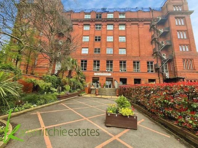 Flat for sale in Lee Bank, Greater Manchester