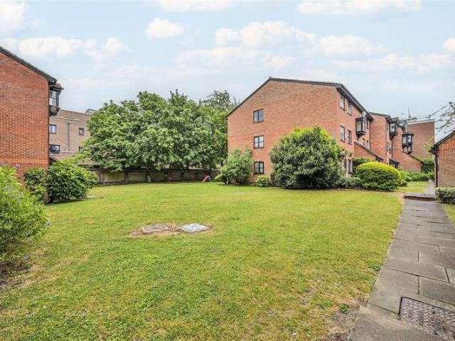 Flat for sale in Harringay, Greater London