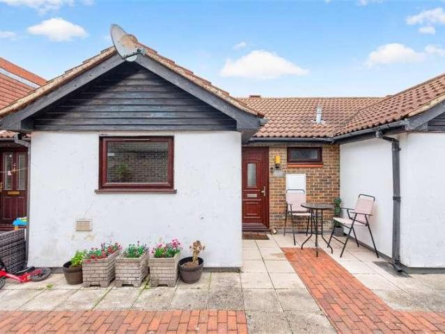 Flat for sale in Queens Park, Billericay