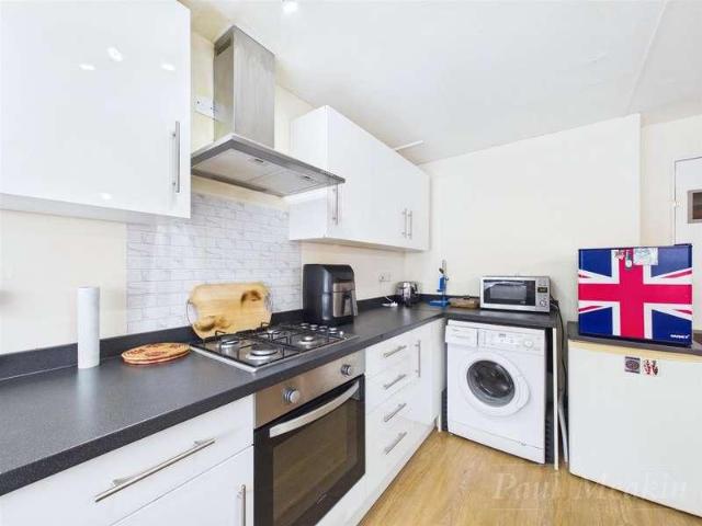 Flat for sale in London Borough of Croydon, Forestdale