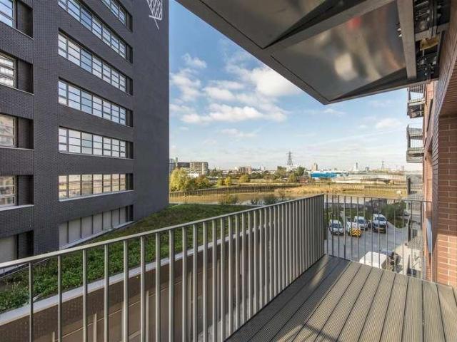 Flat for sale in London City Island, Blackwall