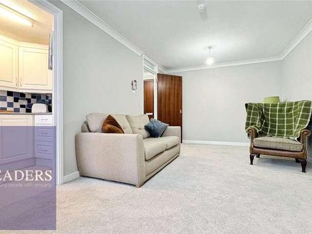 Flat for sale in Chipping Hill, Essex