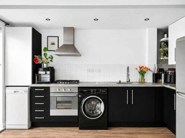 Flat for sale in West Hackney, Greater London
