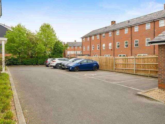Flat for sale in Worcester Park, Greater London