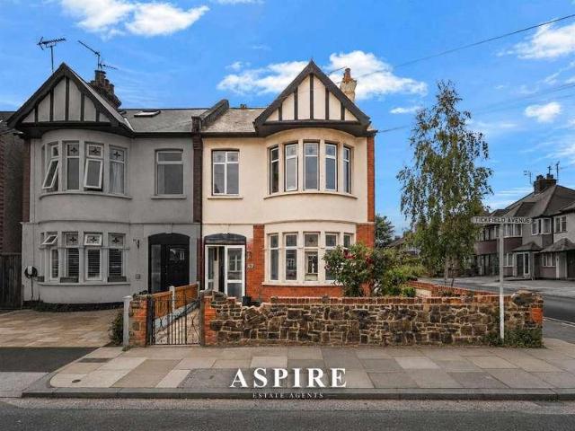 Flat for sale in Alton Barnes, Essex