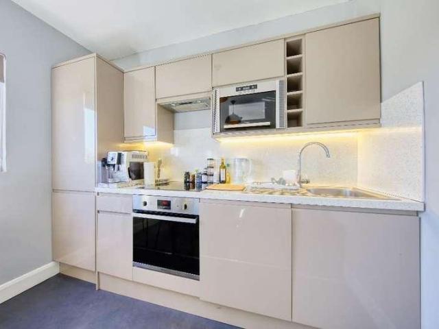 Flat for sale in London Borough of Merton, Raynes Park
