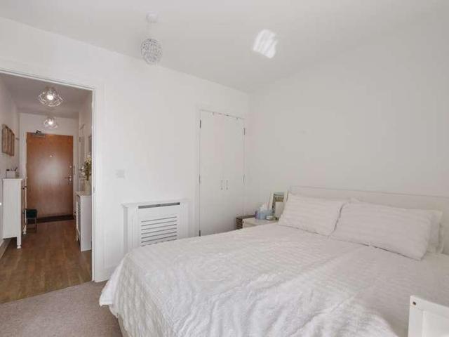 Flat for sale in Lane, Greater London
