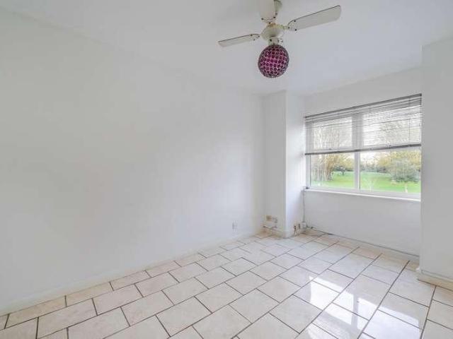 Flat for sale in Upper Halliford, Spelthorne