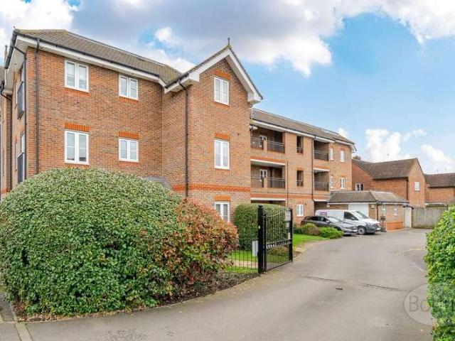Flat for sale in Blackhills, Surrey
