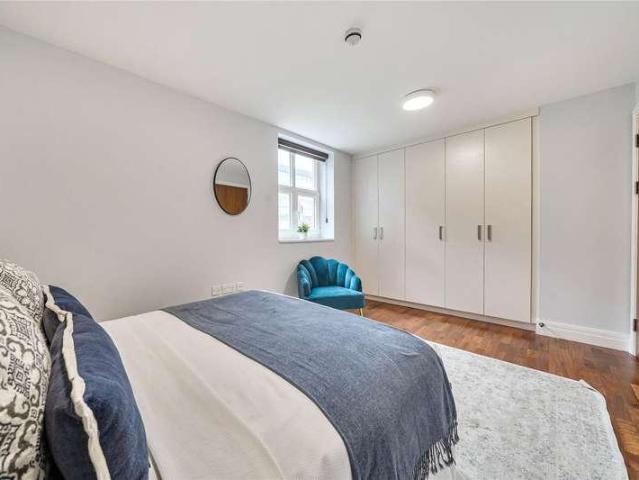 Flat for sale in London Borough of Hounslow, Greater London