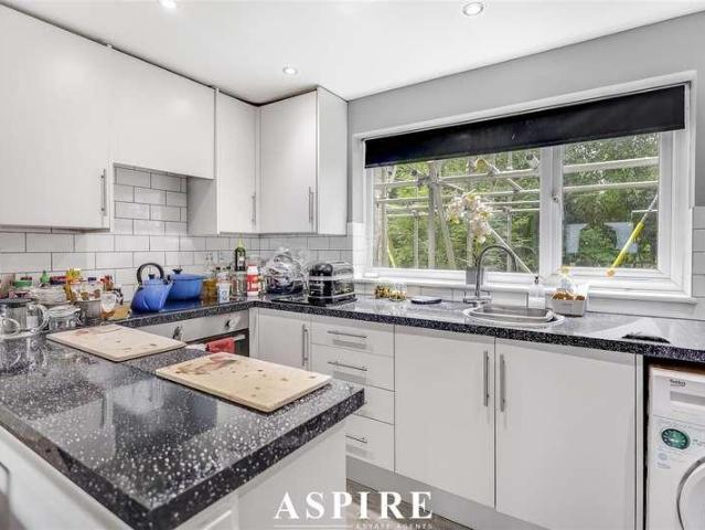 Flat for sale in Laindon, Essex