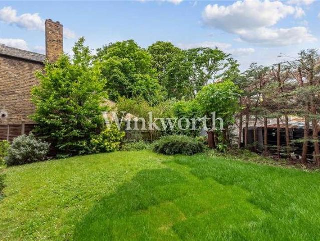 Flat for sale in Brownswood Park, Stoke Newington