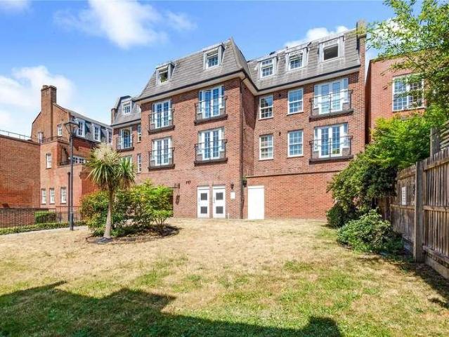 Flat for sale in Greater London