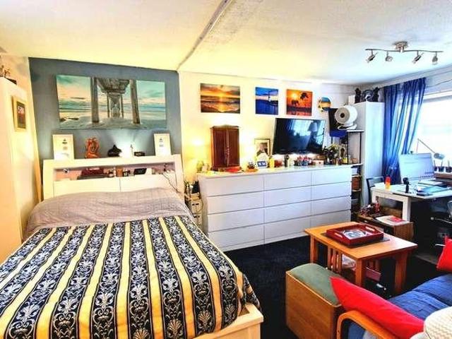 Flat for sale in London Borough of Hounslow, Greater London