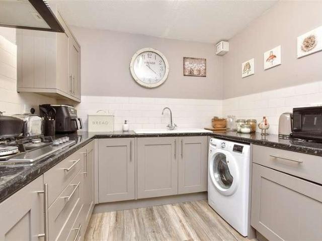 Flat for sale in London Borough of Croydon, Addiscombe