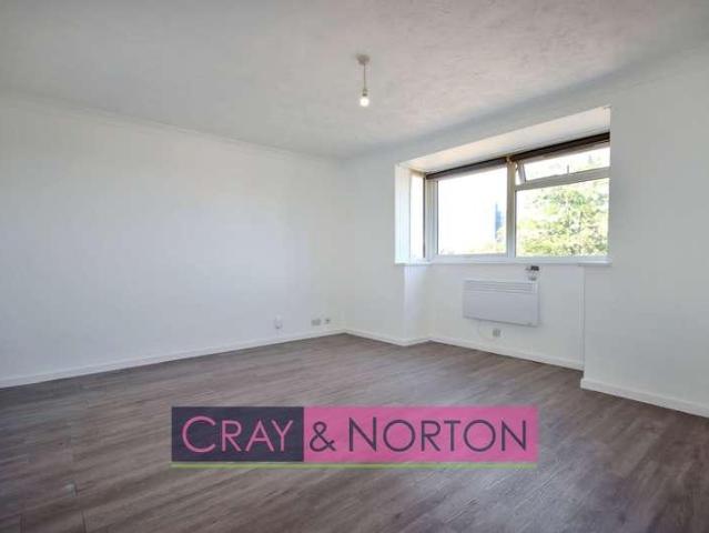 Flat for sale in London Borough of Croydon, Addiscombe