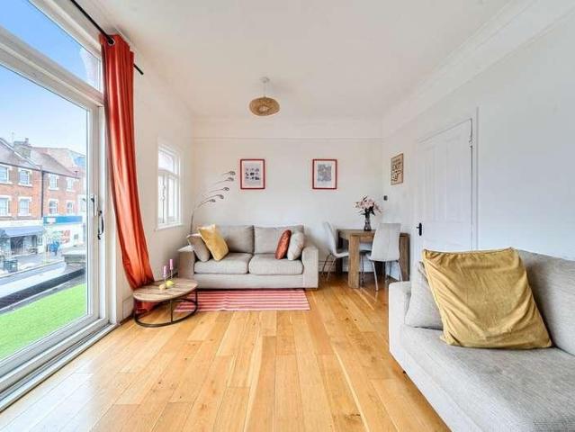 Flat for sale in London Borough of Ealing, Greater London