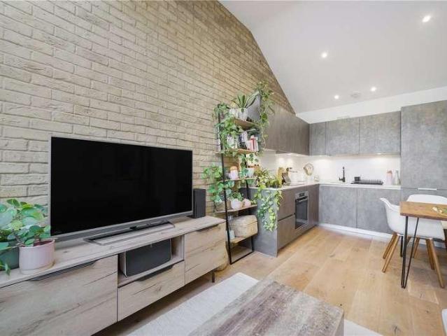 Flat for sale in Stroud Green, Greater London