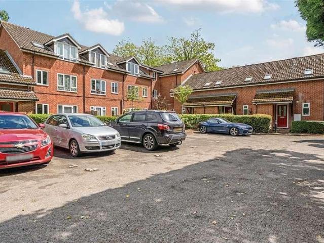 Flat for sale in Finchampstead